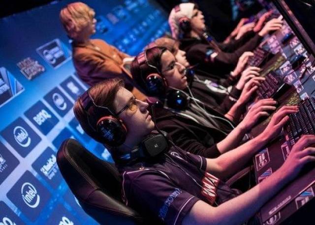 通过细致的 通过细致的